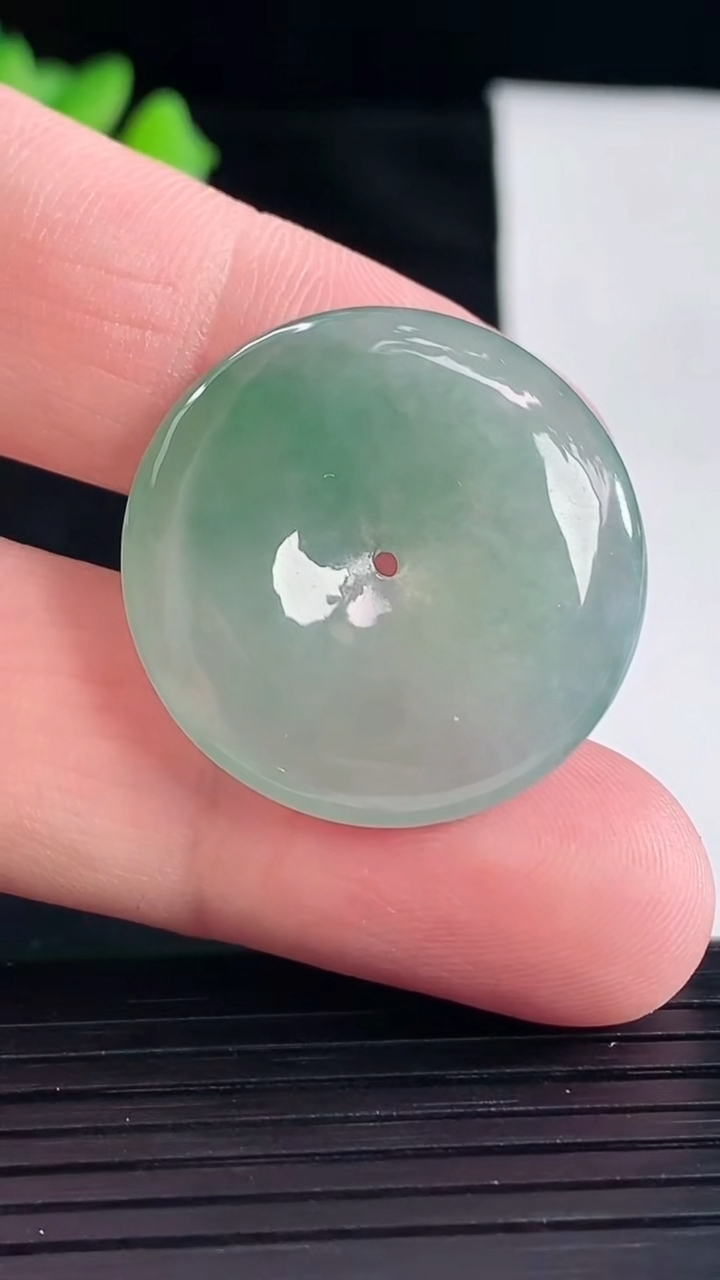 天然A货翡翠平安扣吊坠，尺寸28-5重量:8.10g
5月7日