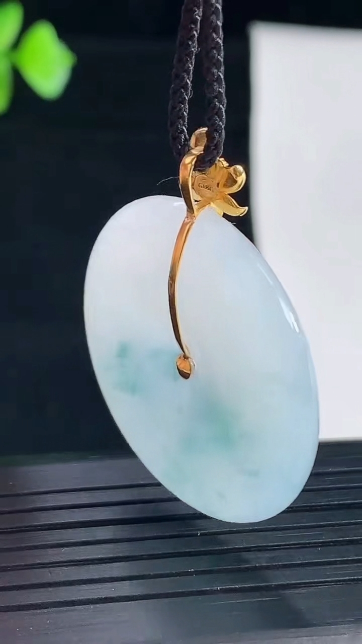天然A货翡翠18k金飘花平安扣吊坠，尺寸31-6重量:12.03g
5月7日