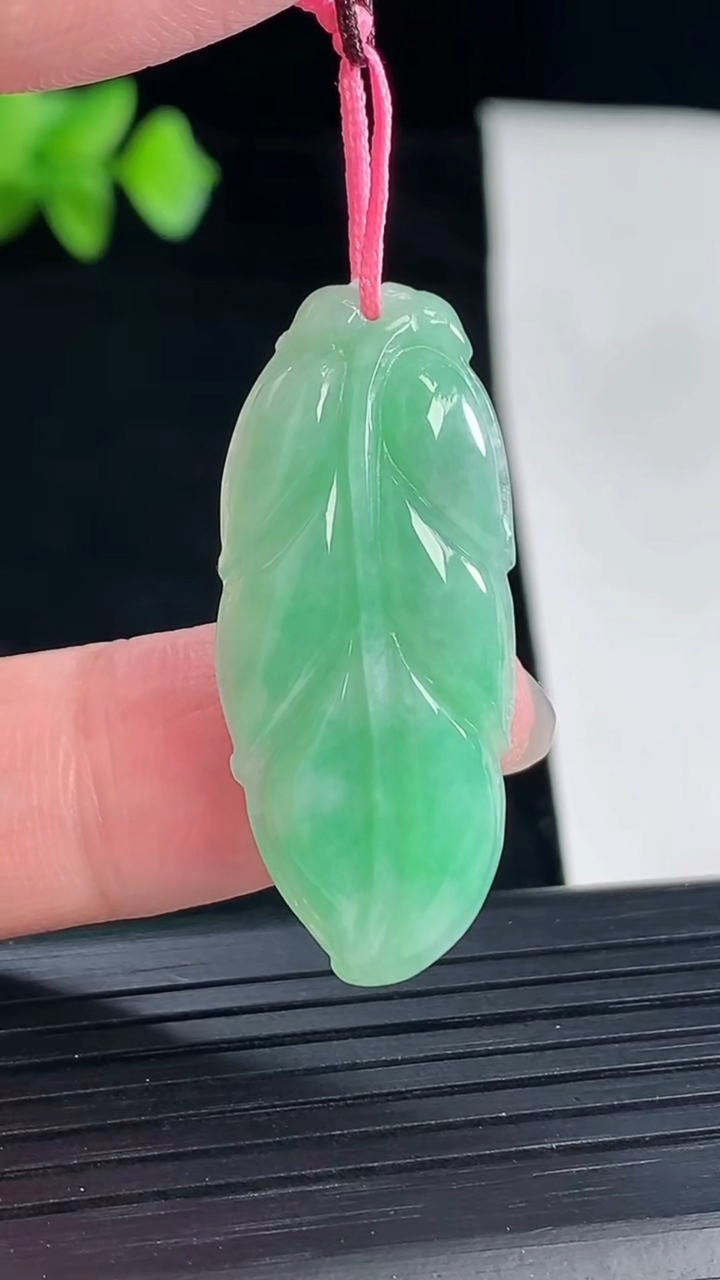 天然A货翡翠金枝玉叶 叶子吊坠，尺寸35-15.5-5重量:4.37g
5月7日