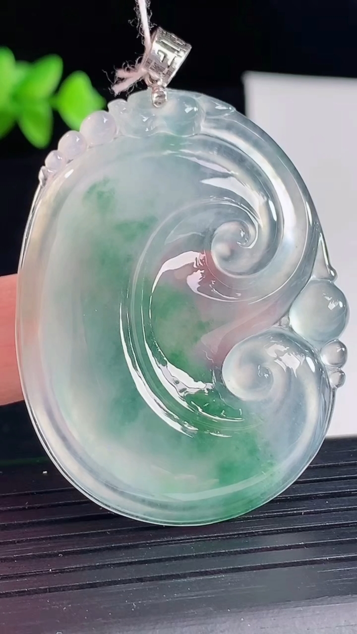 天然A货翡翠种飘花如意吊坠，尺寸50-39-4.5重量:15.68g
5月7日