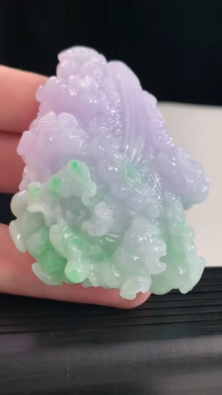 天然A货翡翠春带彩 紫罗兰白菜小摆件，尺寸73-54-28重量:117.69g
5月7日