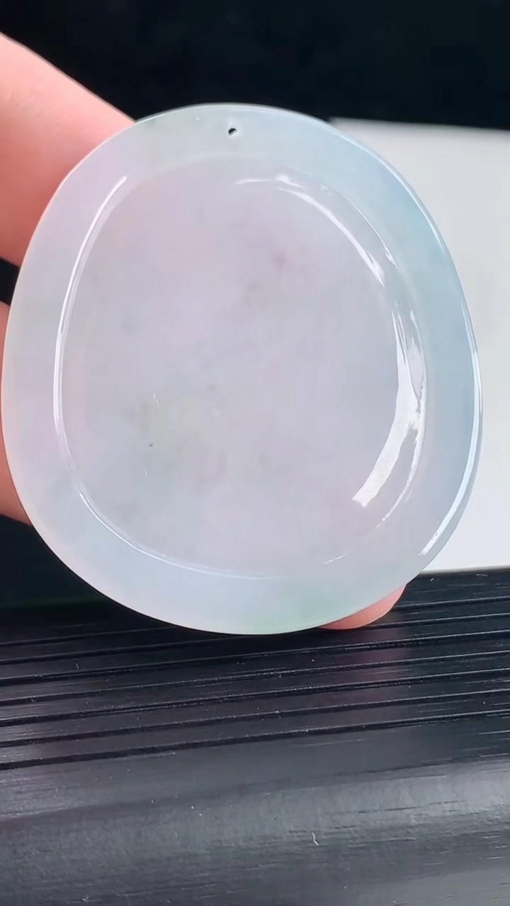 天然A货翡翠龙牌吊坠，尺寸50.5-44-4.2重量:20.20g
5月7日