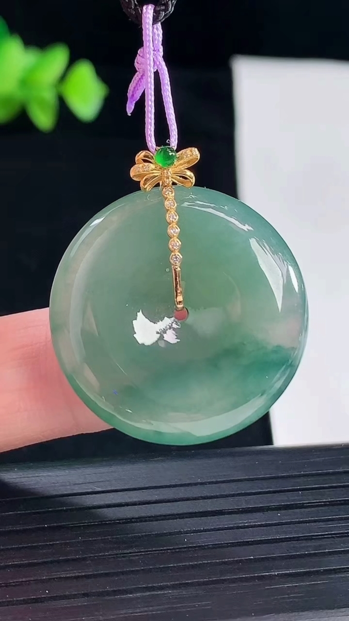 天然A货翡翠种飘花平安扣吊坠，尺寸28-5重量:8.45g
5月7日