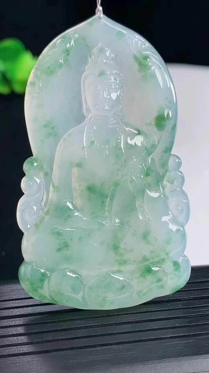 天然A货翡翠种飘花素衣观音吊坠，尺寸66-39.5-5.5重量:28.74g
5月7日