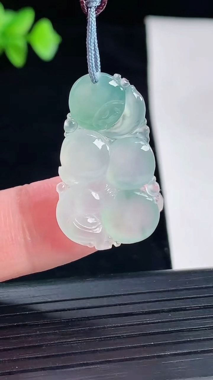 天然A货翡翠冰种飘花生肖猴吊坠，尺寸28-16.6-5.5重量:3.86g
5月7日