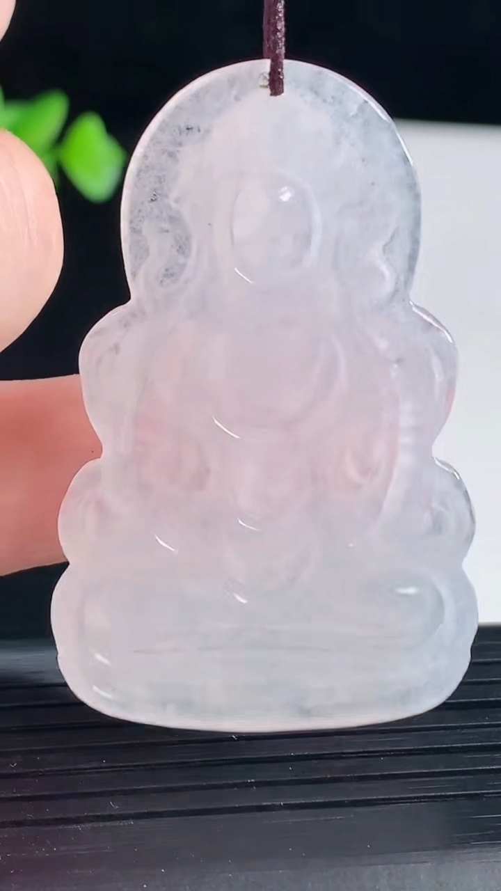 天然A货翡翠度母菩萨吊坠，尺寸52-33.5-4.2重量:12.97g
5月7日
