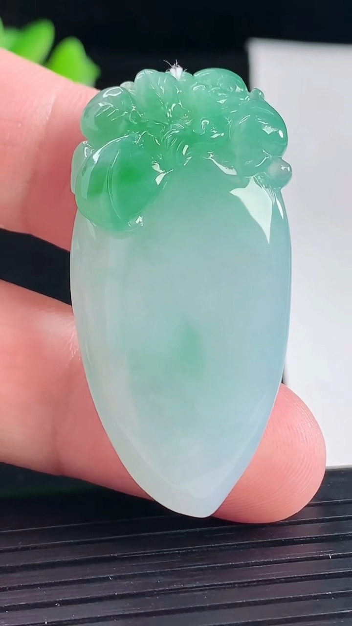 天然A货翡翠寿桃吊坠，尺寸45-21.8-10.6重量:18.45g
5月7日