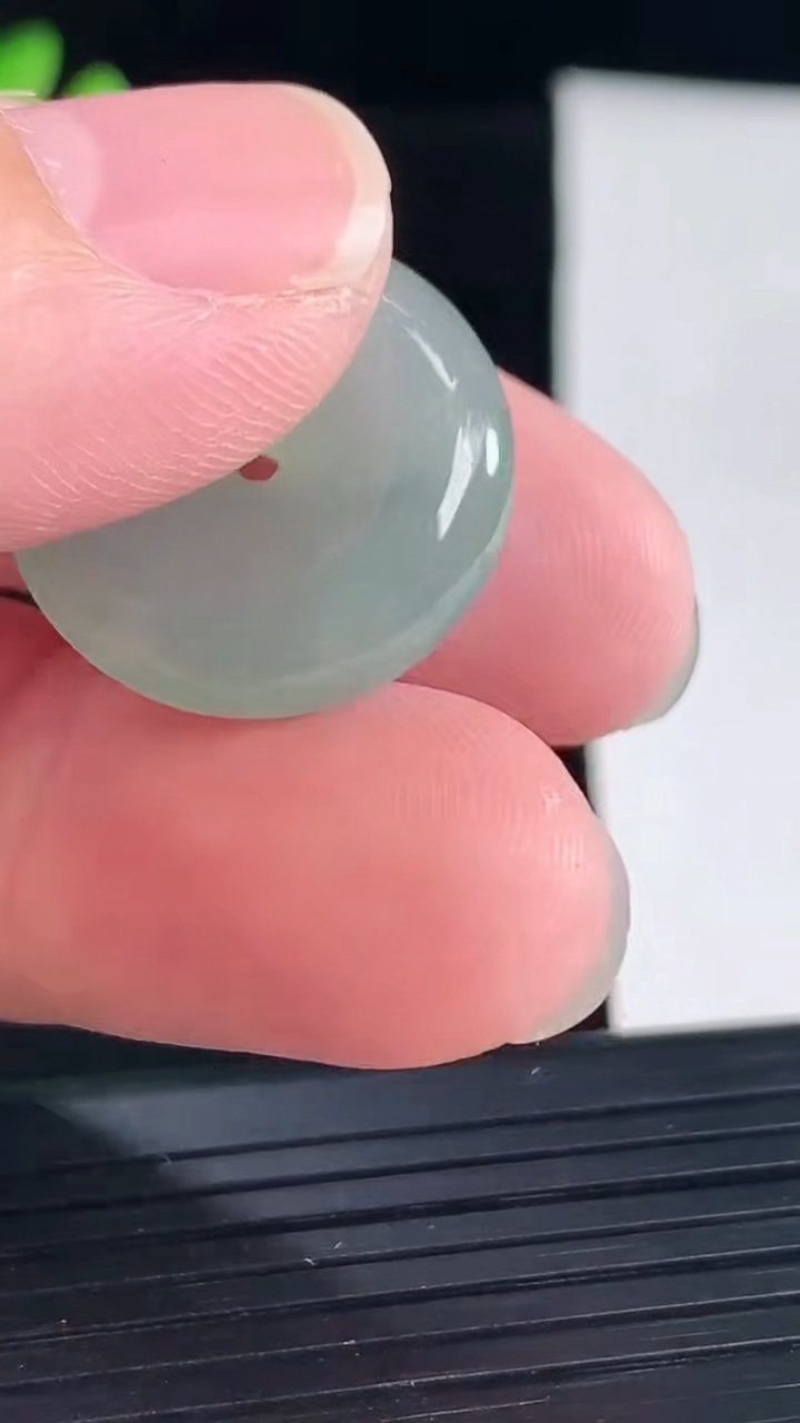 天然A货翡翠平安扣吊坠，尺寸20.6-5.5重量:4.61g
5月7日