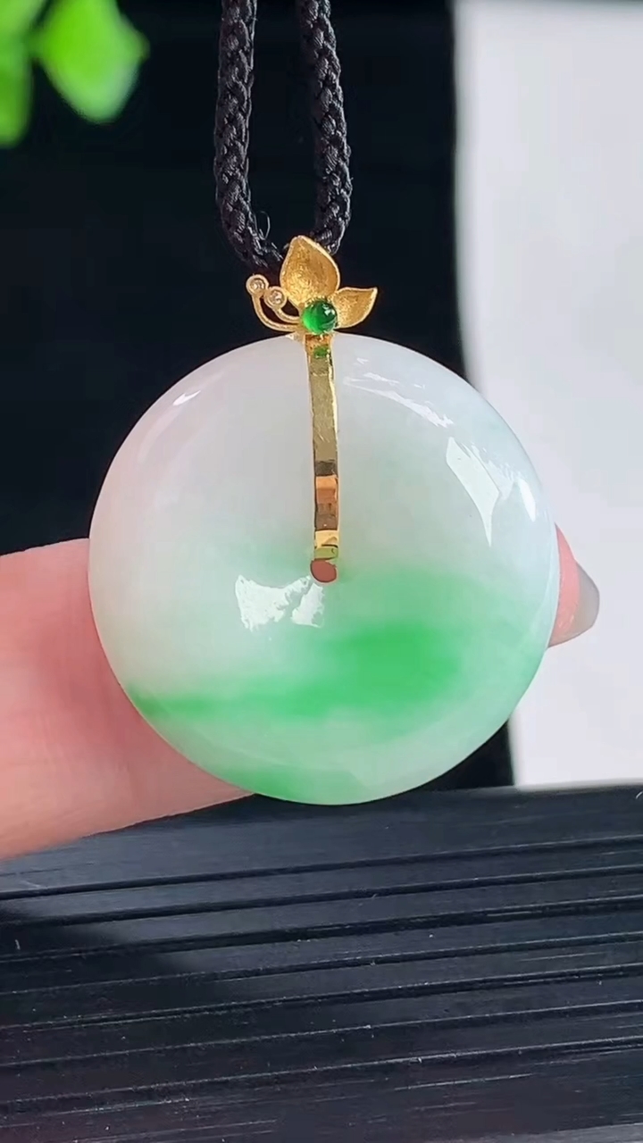 天然A货翡翠平安扣吊坠，尺寸22.2-5.8重量:5.76g
5月7日