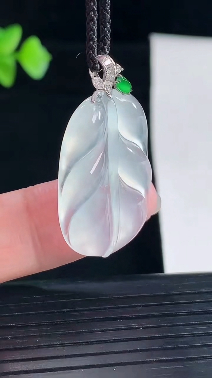 天然A货翡翠种白冰金枝玉叶 叶子吊坠，尺寸29-19.6-4重量:3.99g
5月7日