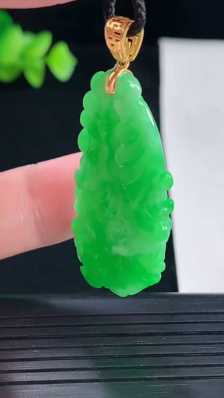 天然A货翡翠白菜吊坠，尺寸38-19.5-9.5重量:10.92g
5月7日