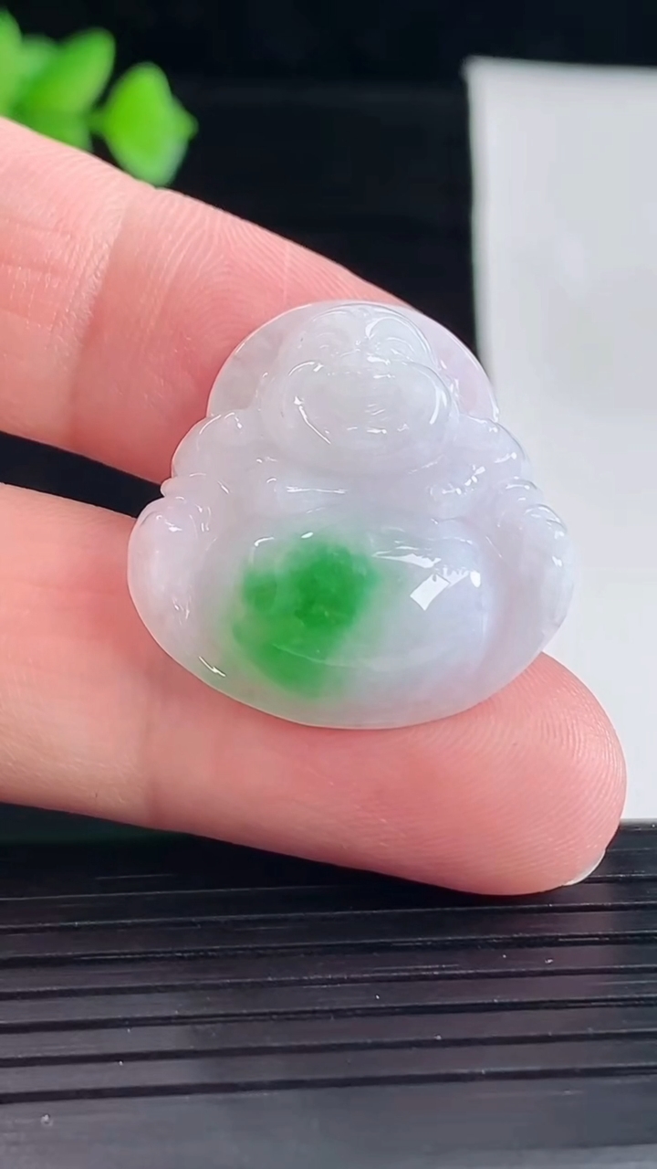 天然A货翡翠佛公吊坠，尺寸25.5-25.6-8重量:7.24g
5月7日