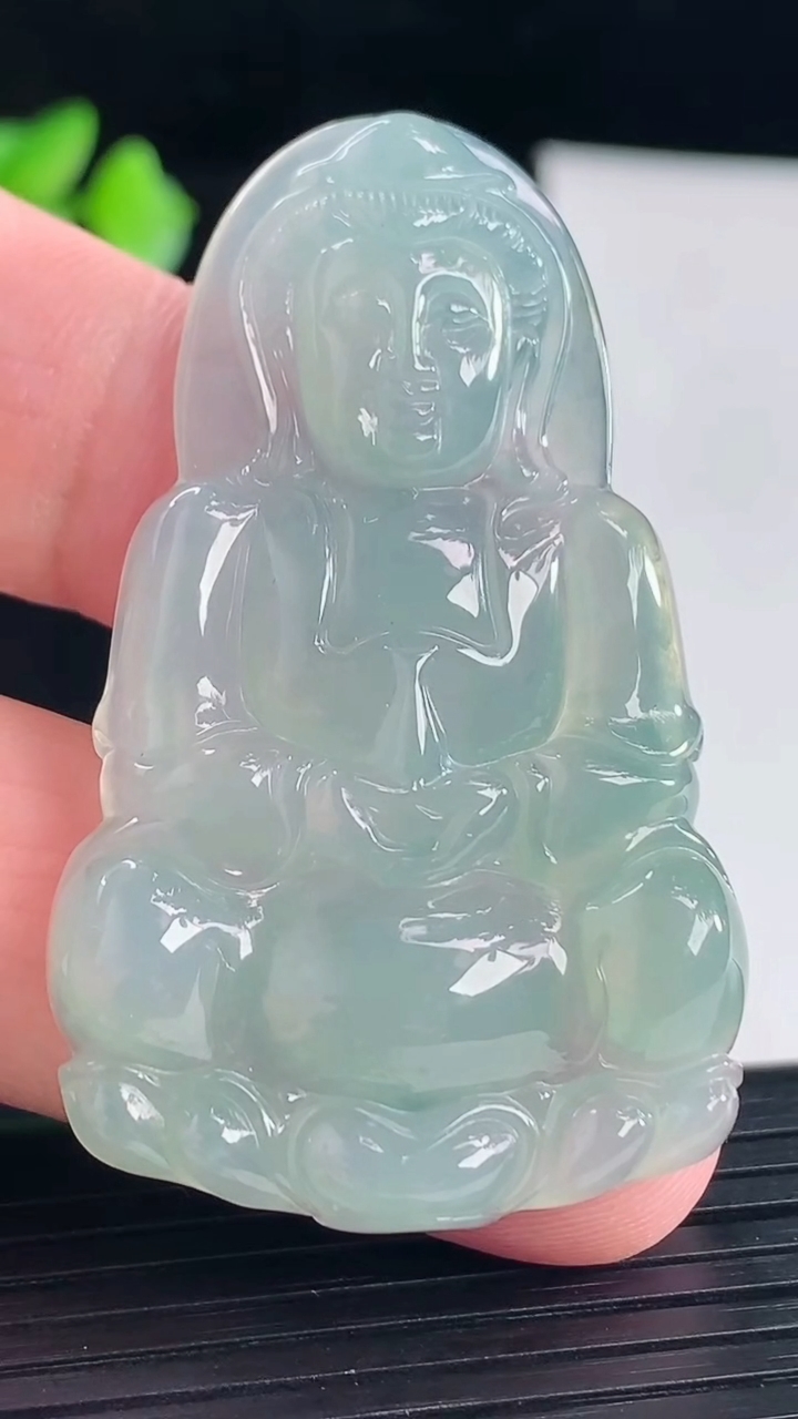 天然A货翡翠正装观音吊坠，尺寸52.5-32-5.8重量:14.56g
5月7日