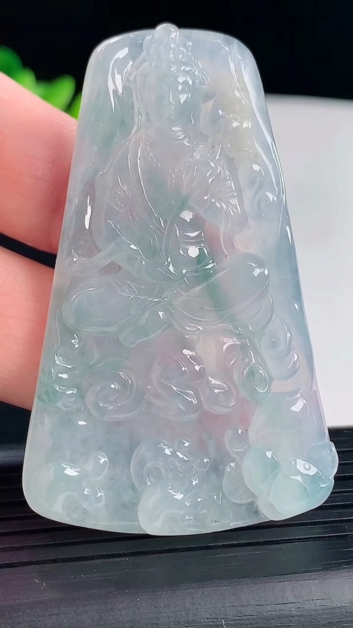 天然A货翡翠飘花大势至菩萨吊坠，尺寸62.6-39-5.5重量:29.52g
5月7日
