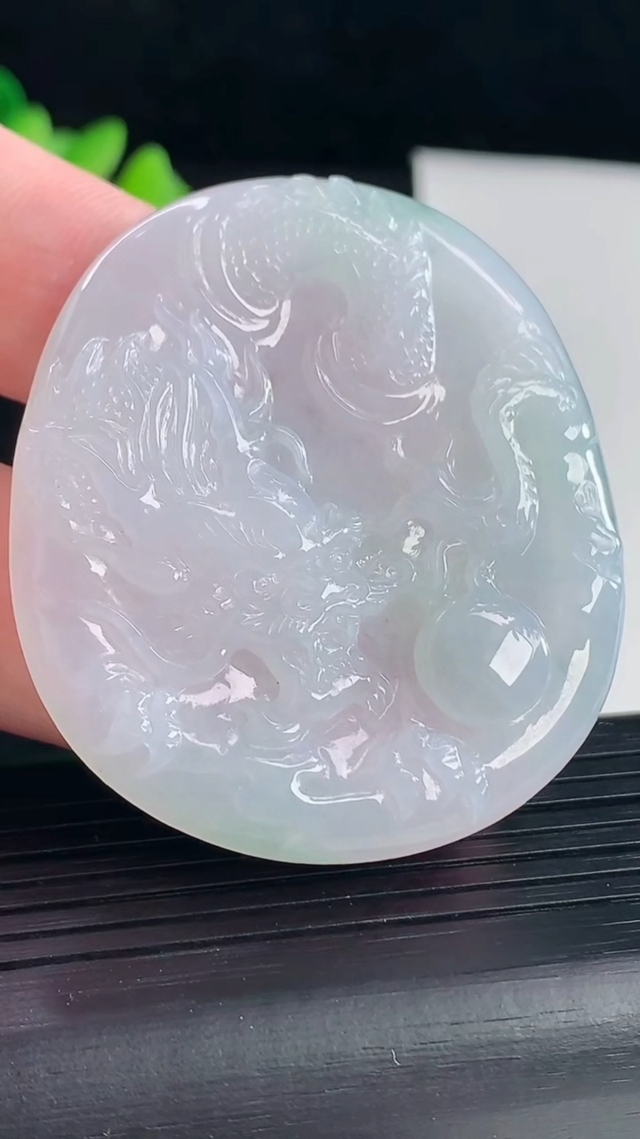 天然A货翡翠龙牌吊坠，尺寸50.5-44-4.2重量:20.20g
5月7日