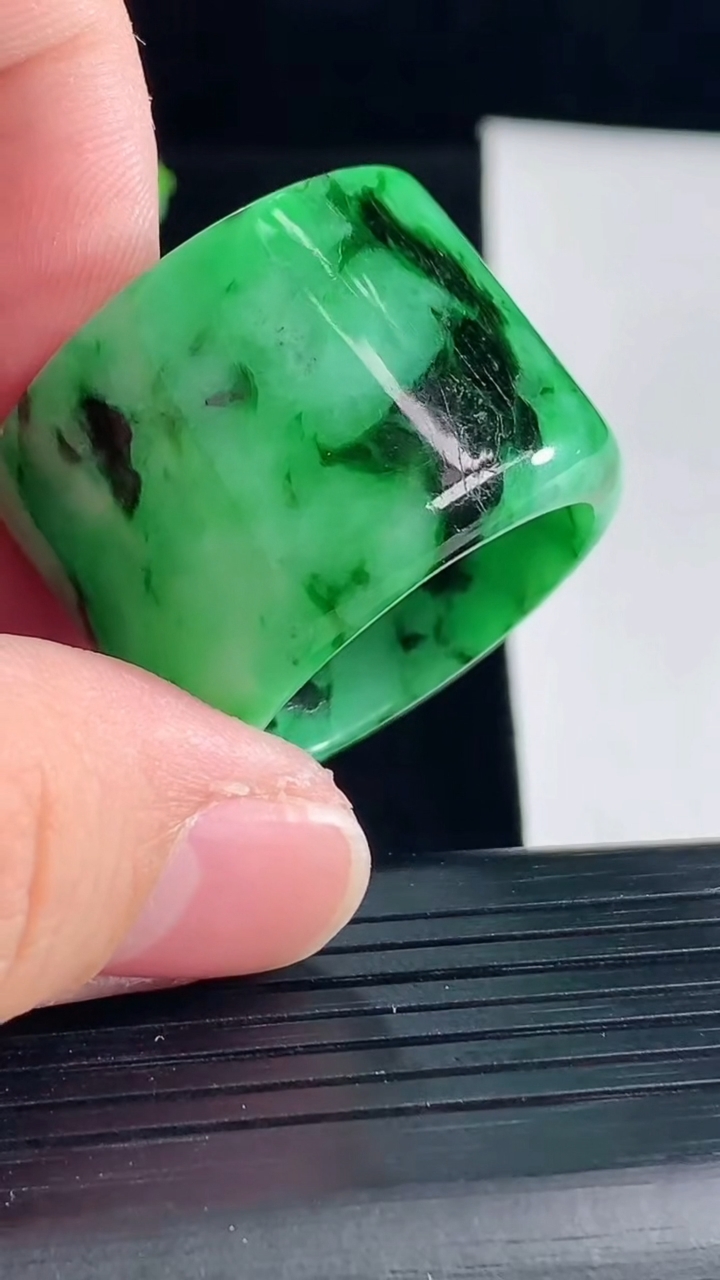 天然A货翡翠素面玉扳指，尺寸24-22-4重量:23.05g2026年5月7日
工厂直销收藏佳品,种好水足，色泽均匀，有种有色，上手高大气！