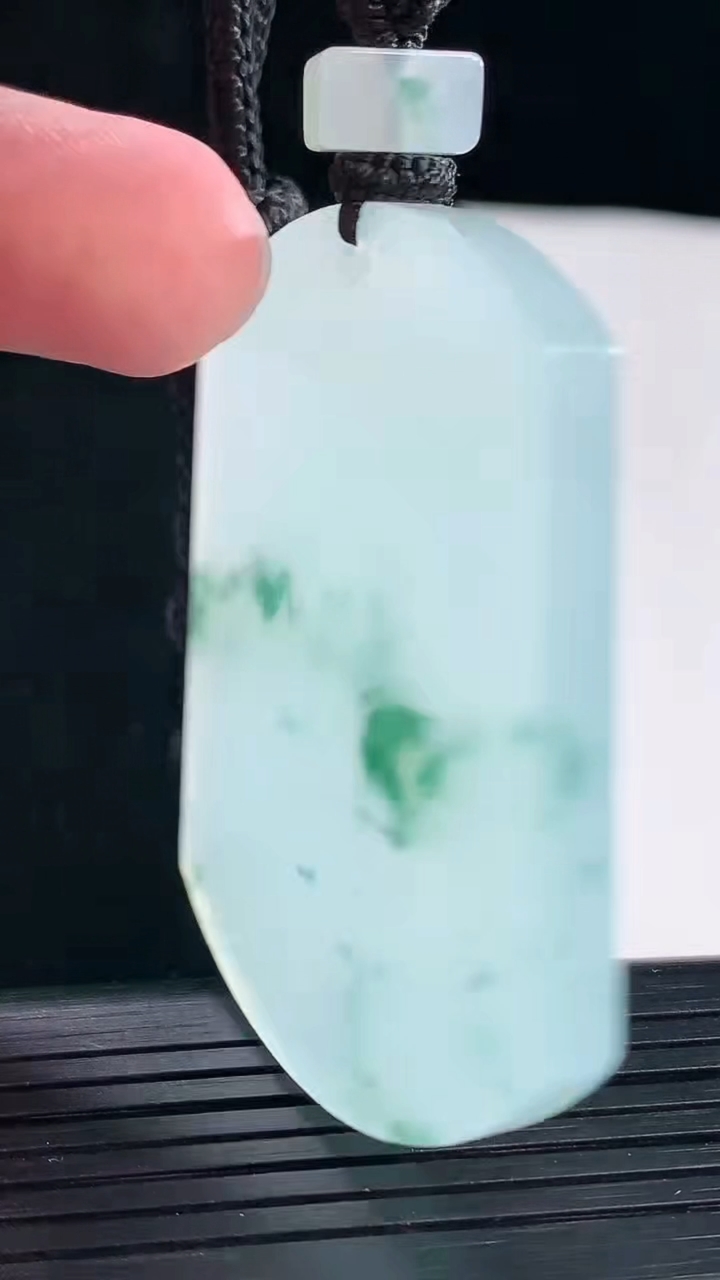 天然A货翡翠种飘花仿古无事牌吊坠，尺寸53-41.5-5重量:34.48g
5月7日