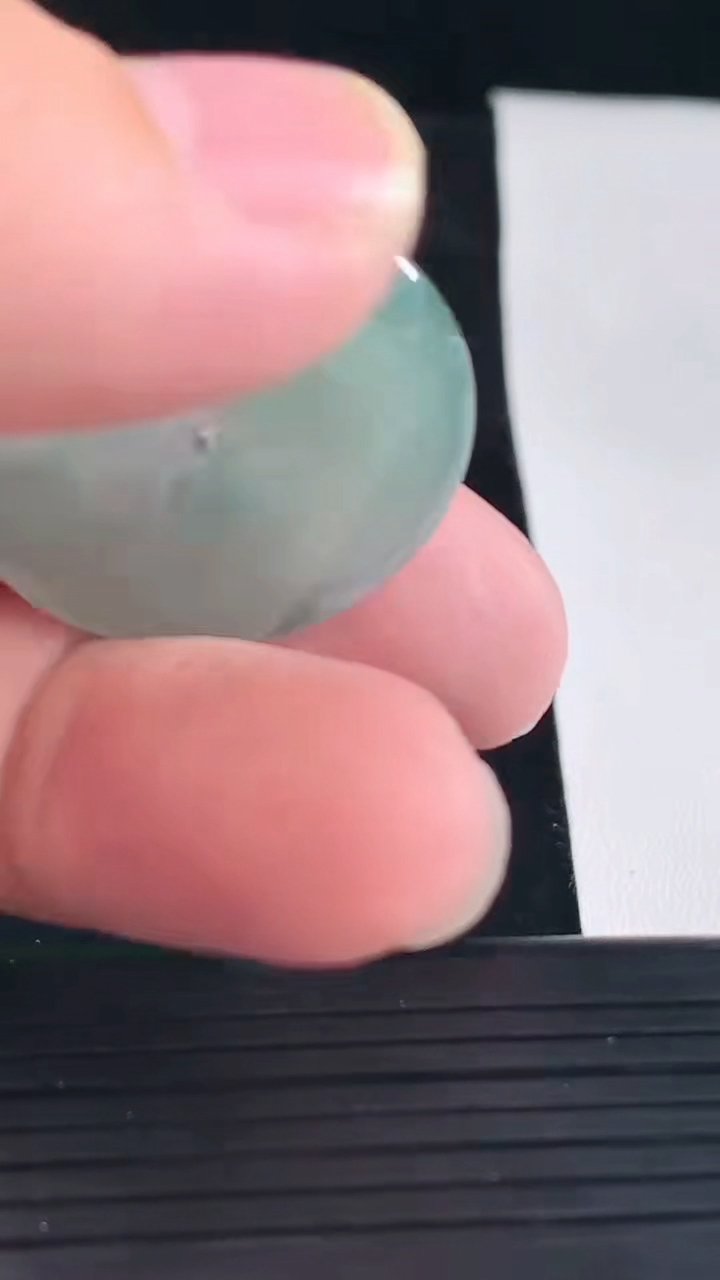 天然A货翡翠平安扣吊坠，尺寸28-5重量:8.10g
5月7日
