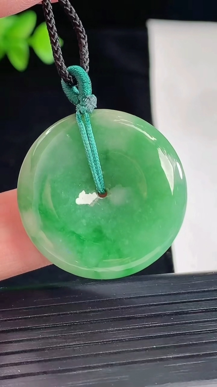 天然A货翡翠平安扣吊坠，尺寸28-5重量:8.96g
5月7日