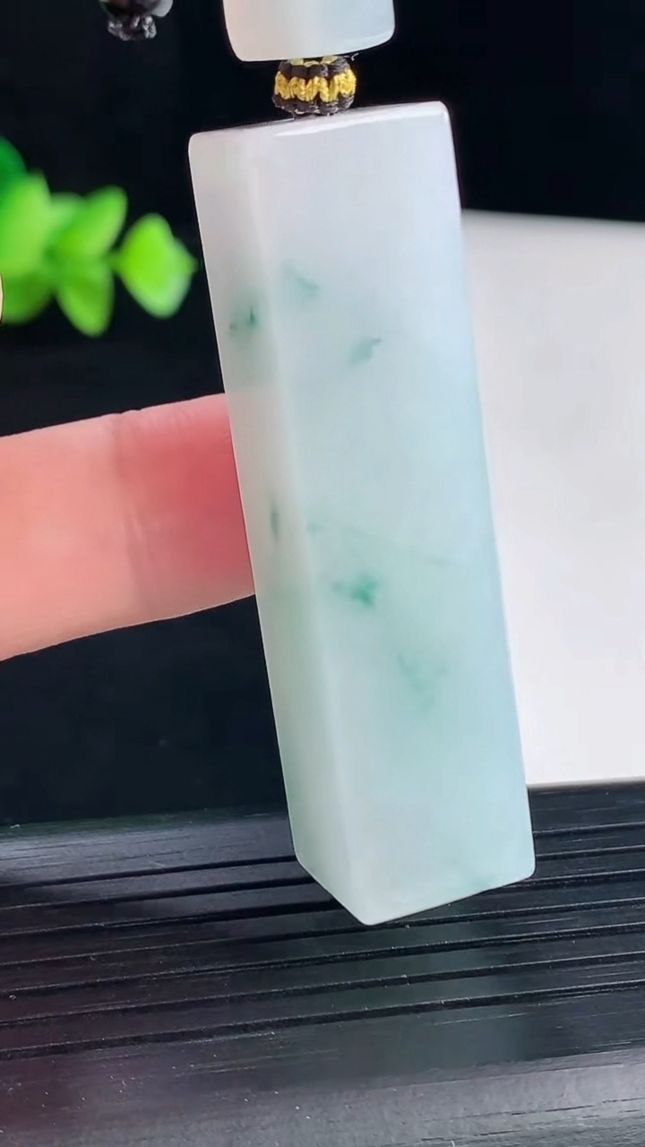 天然A货翡翠飘花无事牌吊坠，尺寸51.6-13.6-13重量:33.07g
5月7日
