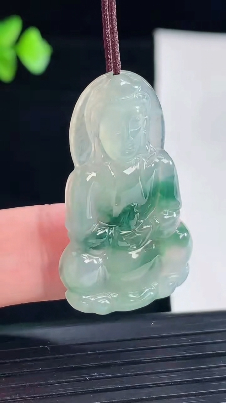 天然A货翡翠冰种飘花正装观音吊坠，尺寸37.6-22.5-4.2重量:6.01g
5月7日