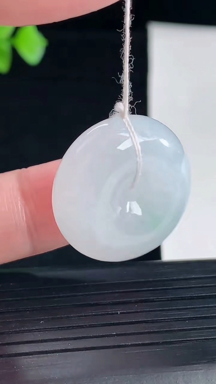 天然A货翡翠路路通吊坠，尺寸24-10重量:11.57g
5月7日
