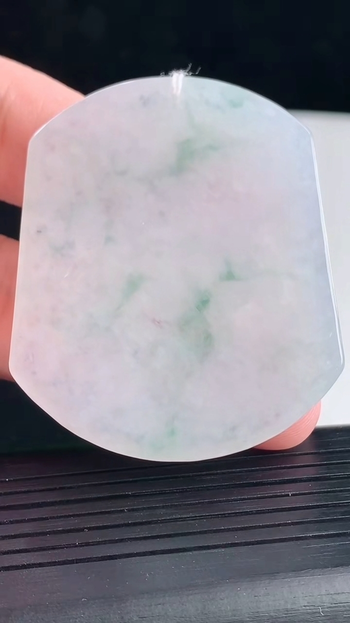 天然A货翡翠飘花生肖鼠吊坠，尺寸53.5-45-5.6重量:29.63g
5月7日