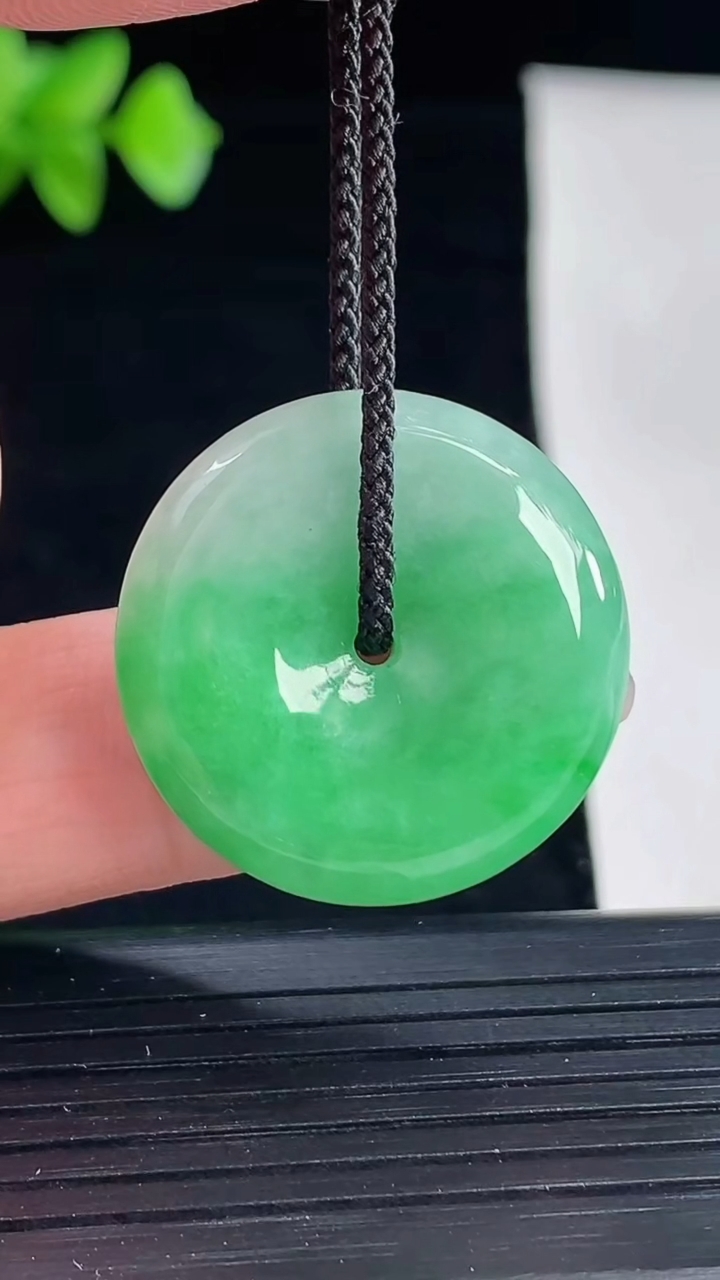 天然A货翡翠平安扣吊坠，尺寸25-5.8重量:7.60g
5月7日