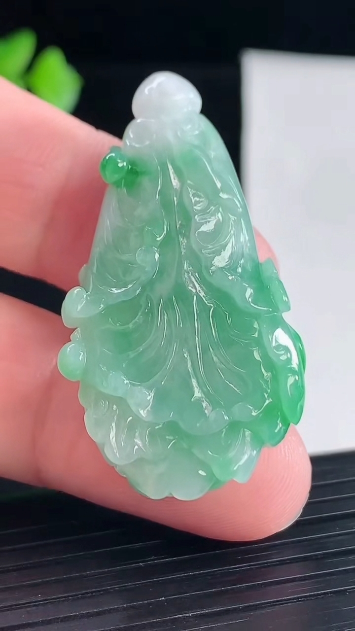 天然A货翡翠白菜吊坠，尺寸44.5-24-10.5重量:15.19g
5月7日