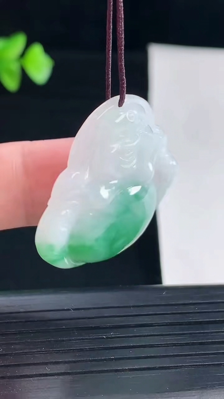 天然A货翡翠佛公吊坠，尺寸31-33.5-5.6重量:9.05g
5月7日