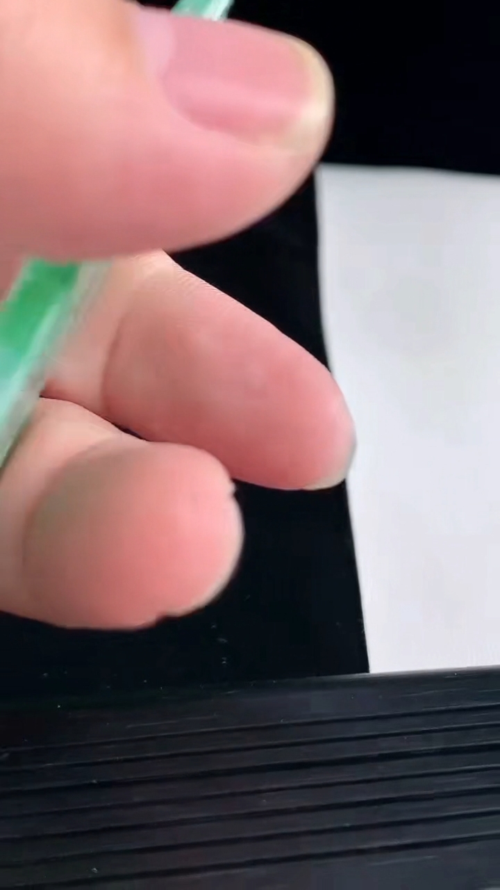 天然A货翡翠山水牌吊坠，尺寸54.2-39.2-5重量:25.27g
5月7日