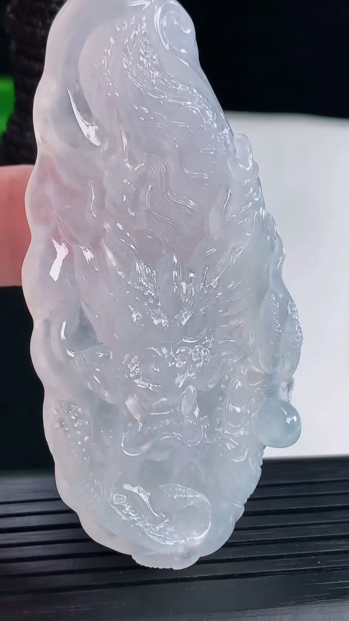 天然A货翡翠种白冰龙牌吊坠，尺寸70-35.6-10.5重量:44.87g
5月7日