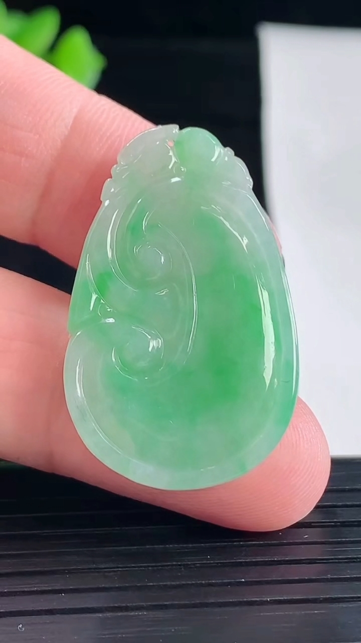 天然A货翡翠如意吊坠，尺寸35.6-22-6重量:9.10g
5月7日