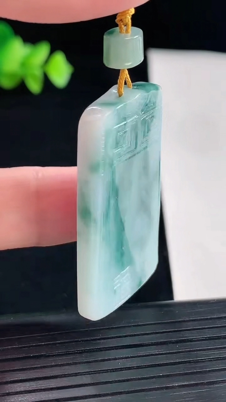天然A货翡翠飘花仿古无事牌吊坠，尺寸42-23.8-5.2重量:15.53g
5月7日