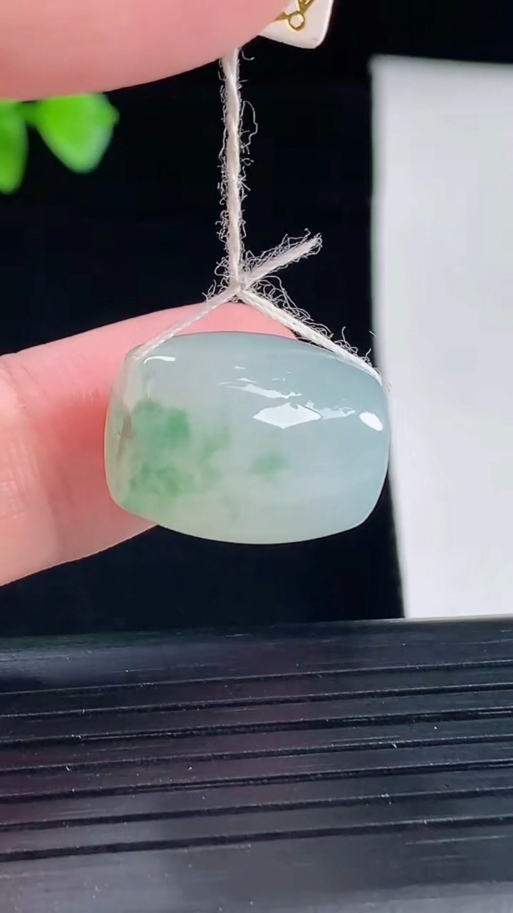 天然A货翡翠飘花路路通吊坠，尺寸17.5-14重量:7.38g
5月7日