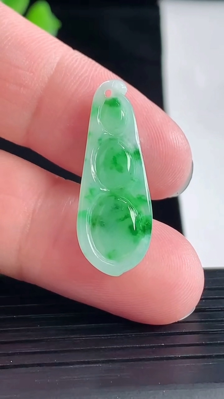 天然A货翡翠福豆吊坠，尺寸29-11-5重量:2.53g
5月7日