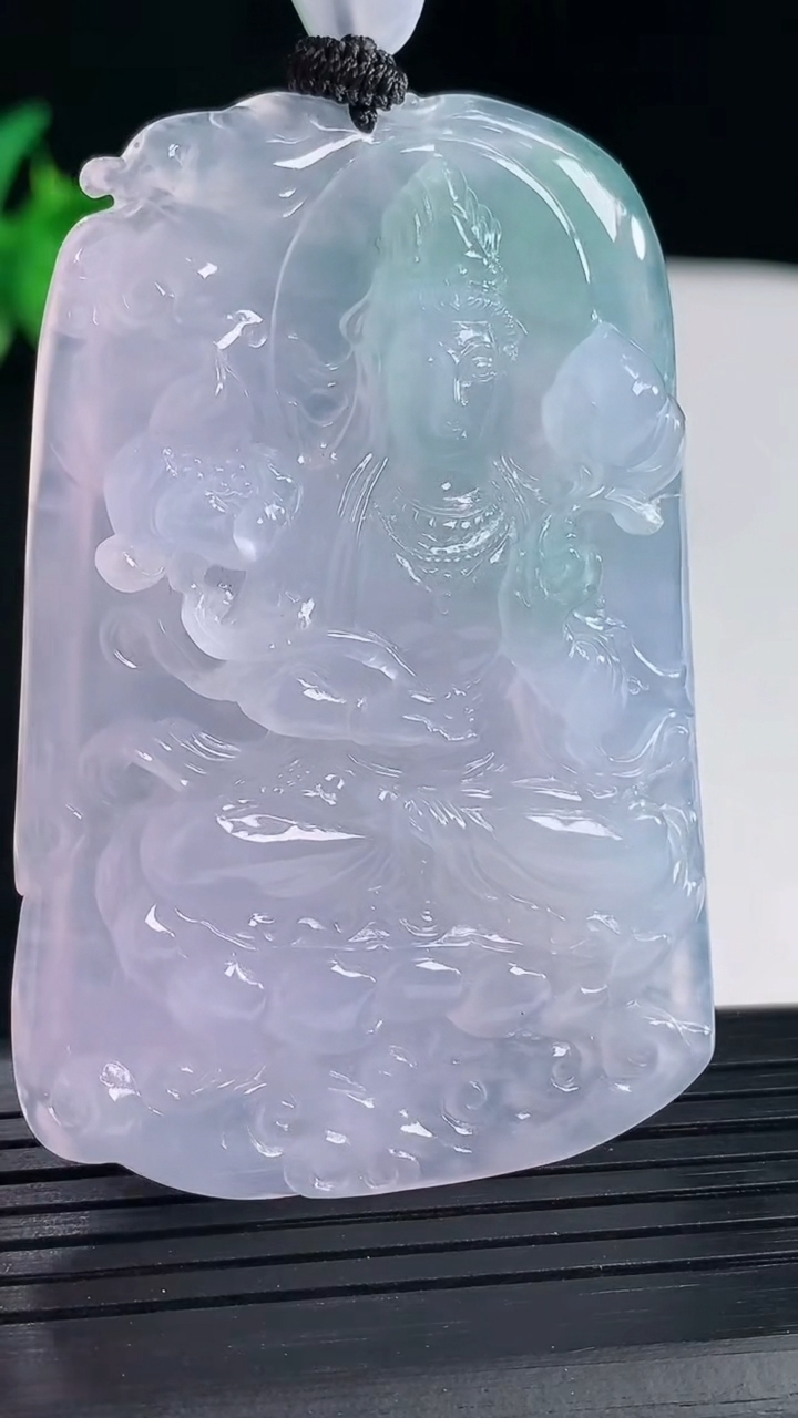 天然A货翡翠种春带彩 紫罗兰大势至菩萨吊坠，尺寸62-40.5-10.5重量:49.26g
5月7日