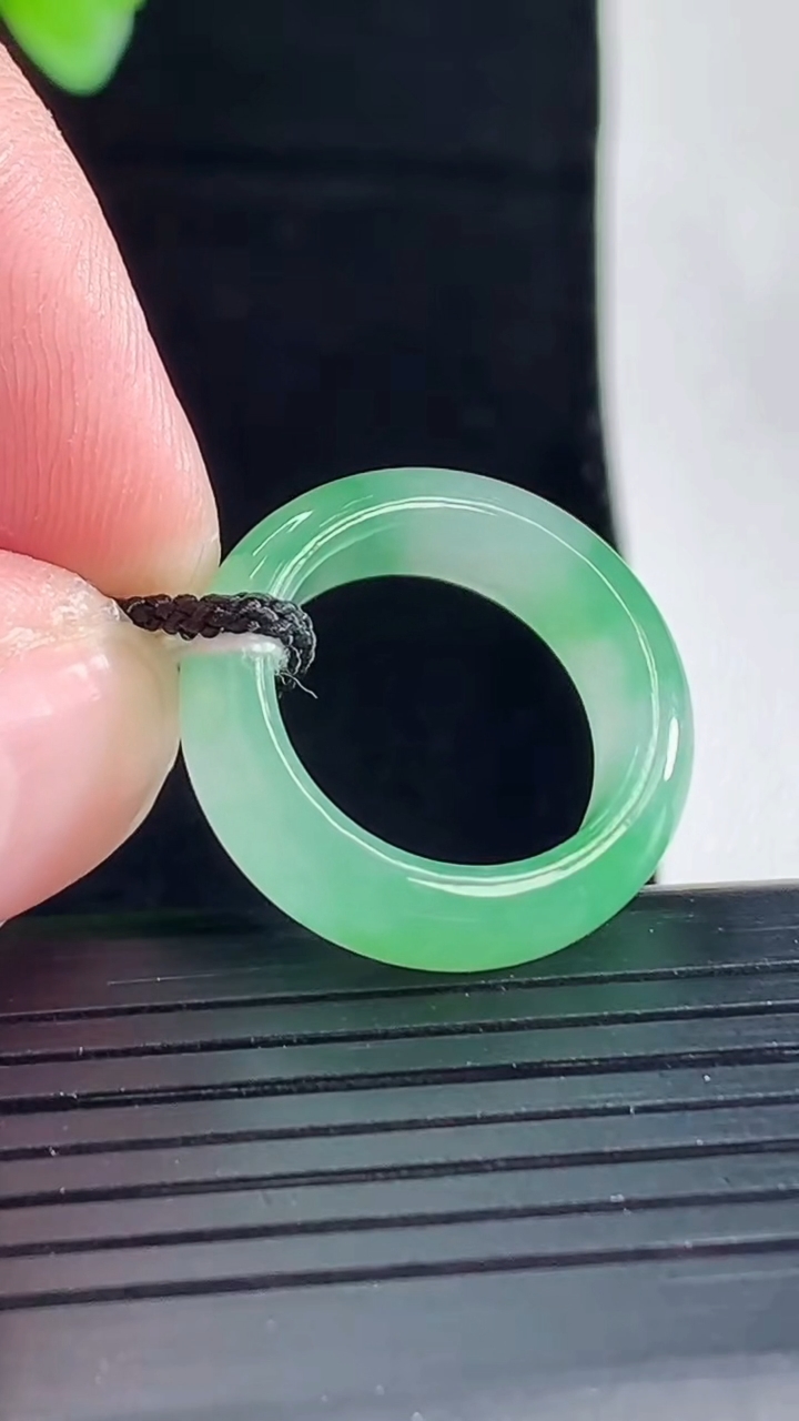天然A货翡翠玉指环 戒指，尺寸15.5-6-3.2重量:3.48g2026年5月7日
工厂直销收藏佳品,种好水足，色泽均匀，有种有色，上手高大气！