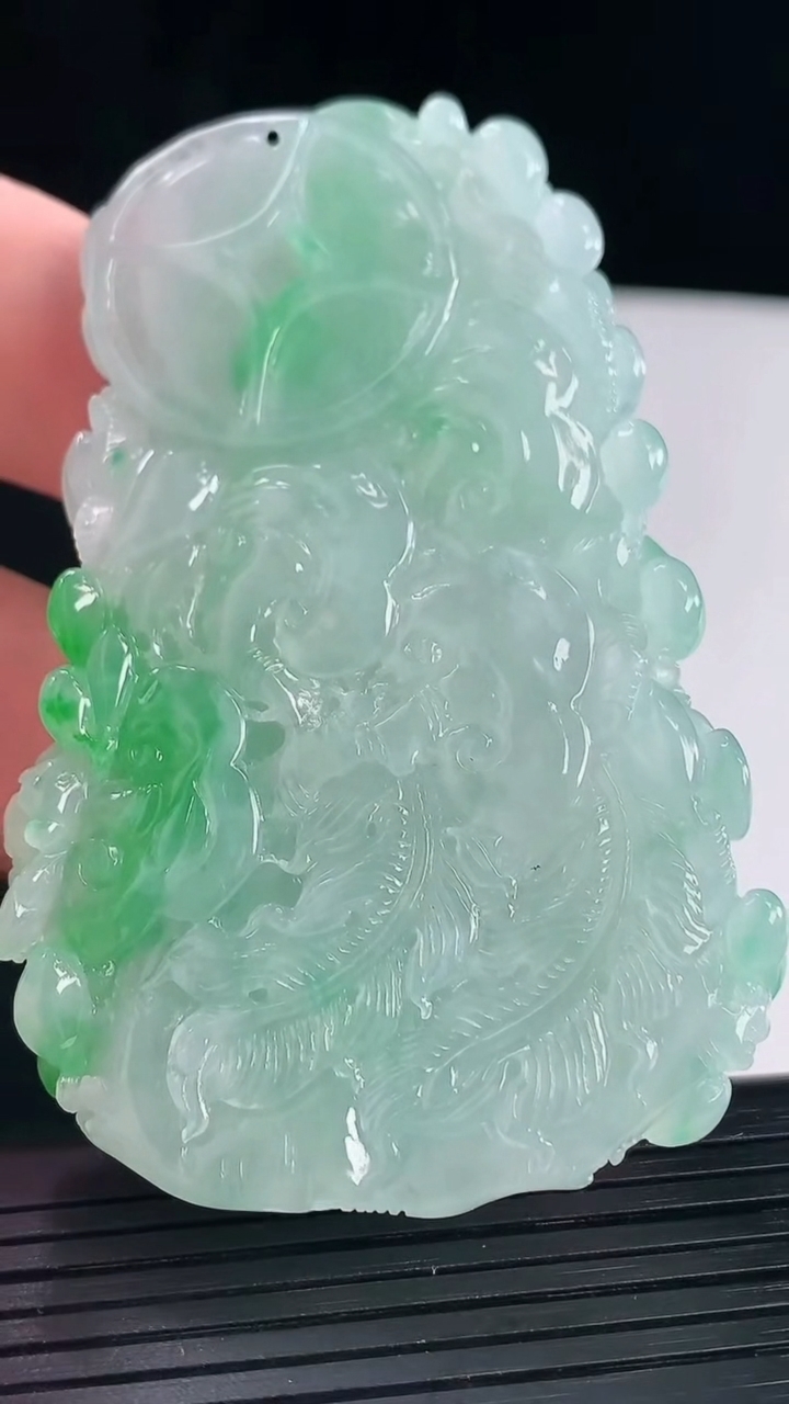 天然A货翡翠凤凰吊坠，尺寸72-45.5-10.5重量:61.45g
5月7日