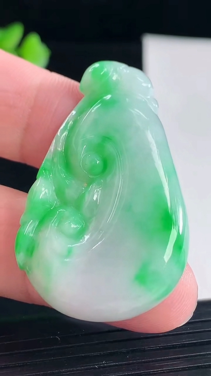 天然A货翡翠如意吊坠，尺寸45-28-6.2重量:14.39g
5月7日