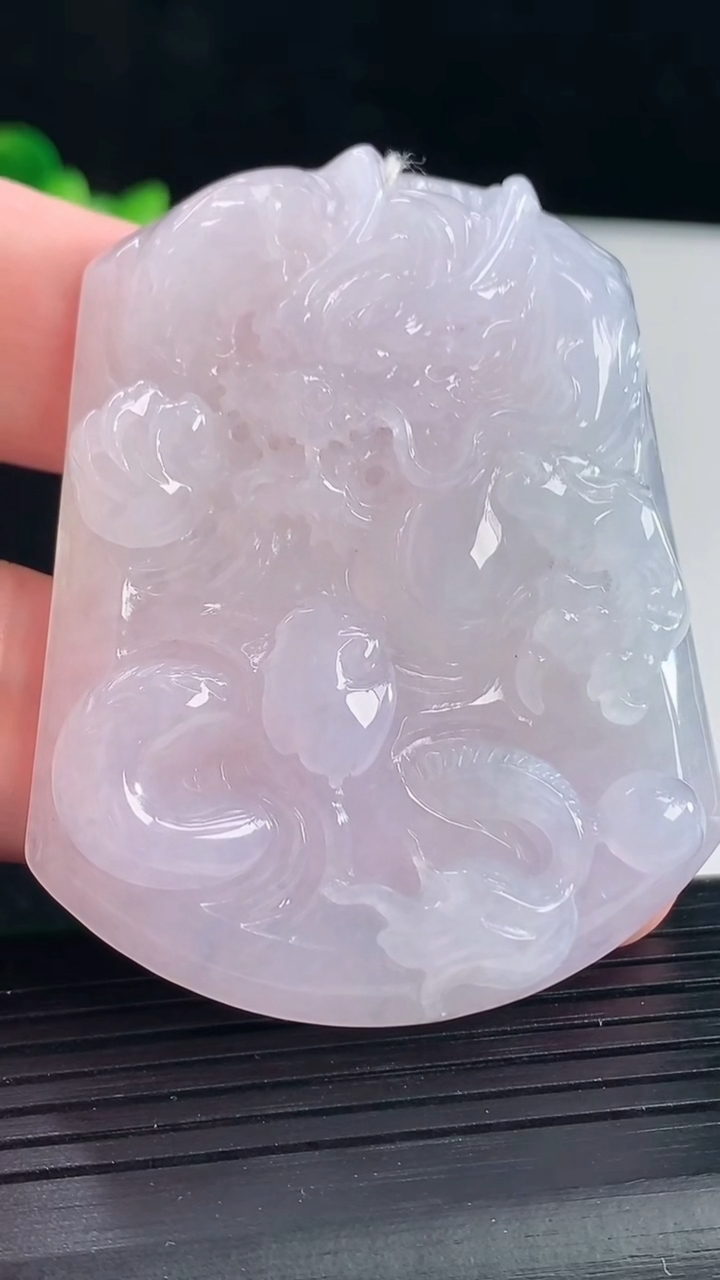 天然A货翡翠紫罗兰龙牌吊坠，尺寸56.5-45-8重量:39.04g
5月7日
