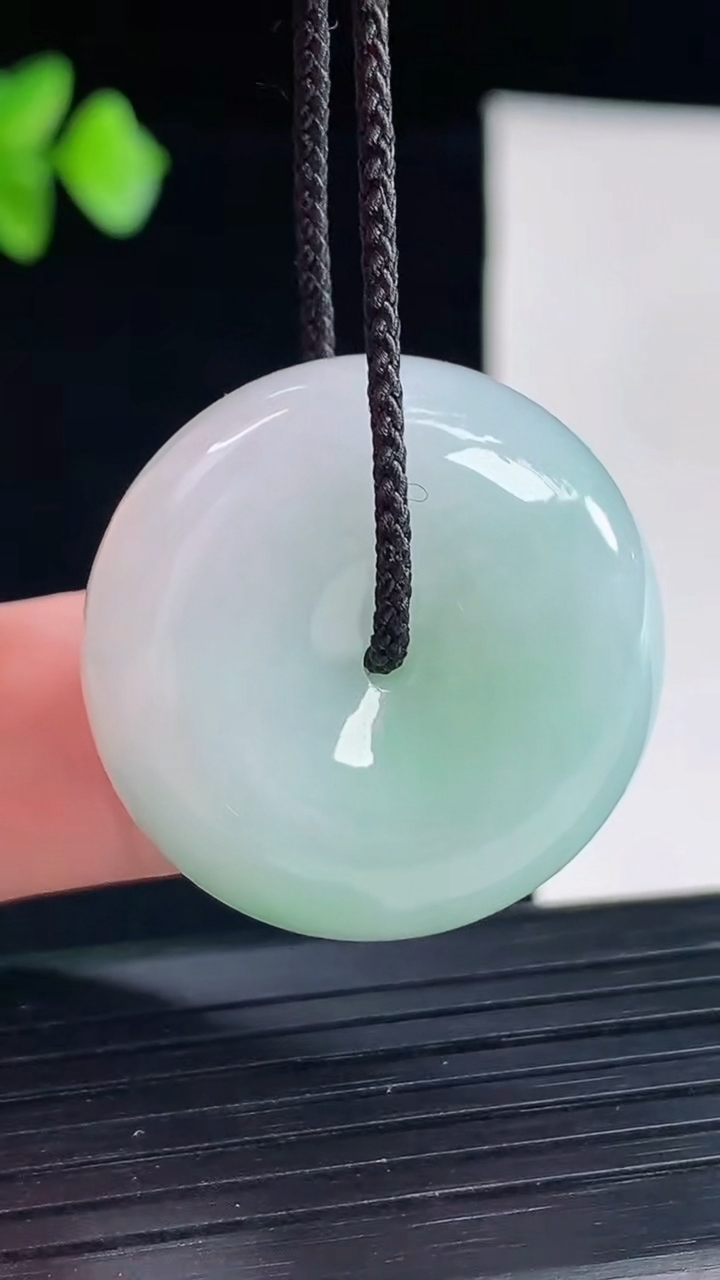 天然A货翡翠路路通吊坠，尺寸28-11.8重量:19.39g
5月7日