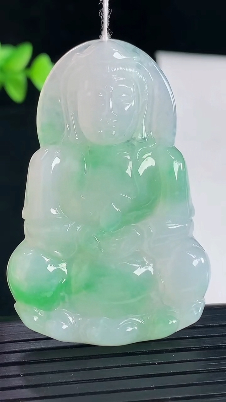 天然A货翡翠正装观音吊坠，尺寸53-35.5-5.8重量:17.61g
5月7日