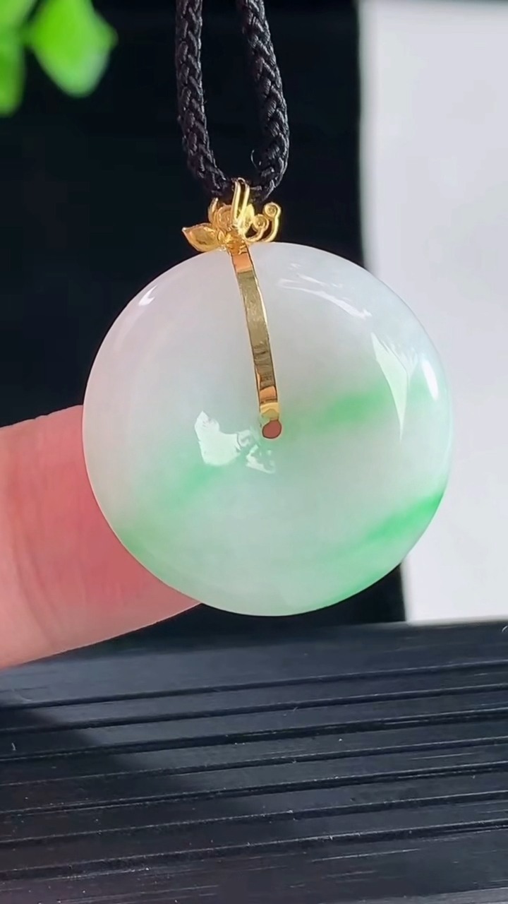 天然A货翡翠平安扣吊坠，尺寸22.2-5.8重量:5.76g
5月7日