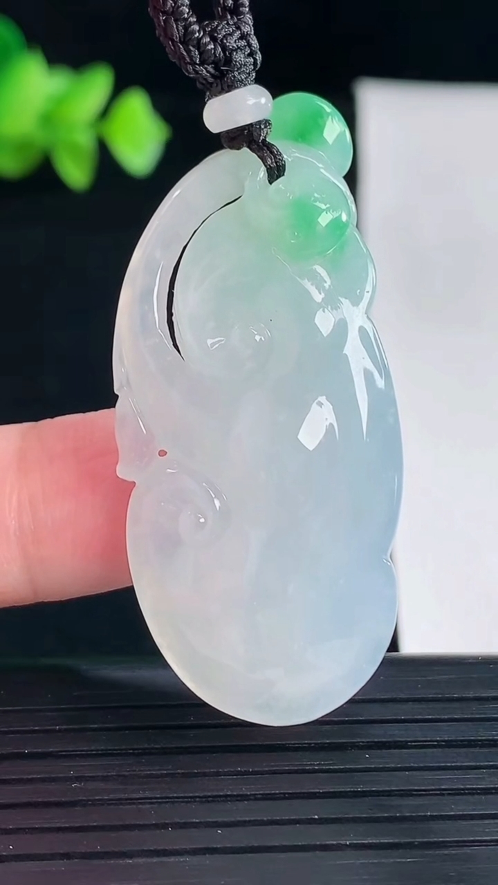 天然A货翡翠如意吊坠，尺寸49-22-11重量:19.49g
5月7日