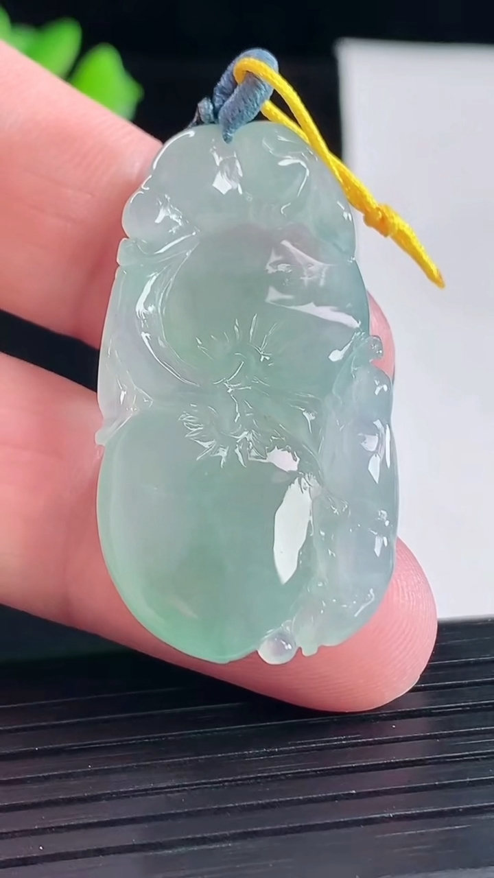 天然A货翡翠飘花寿桃吊坠，尺寸41.5-20.6-8重量:11.15g
5月7日