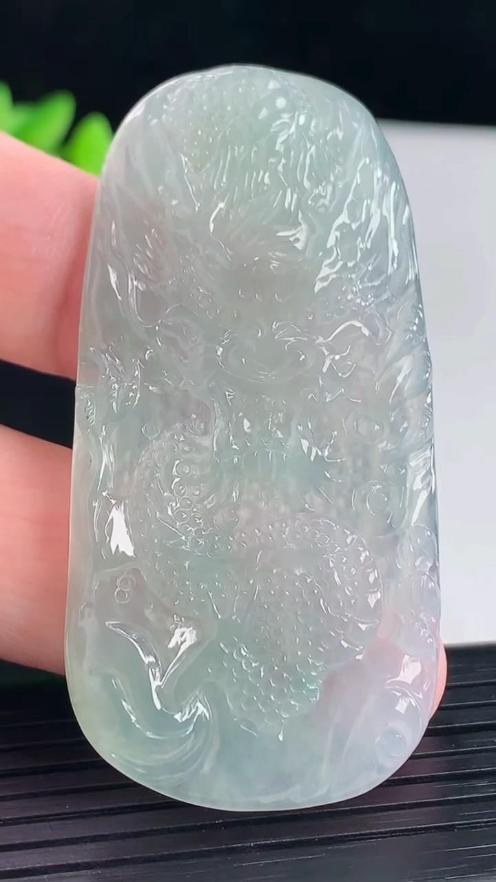 天然A货翡翠龙牌吊坠，尺寸61-29-5重量:16.19g
5月7日
