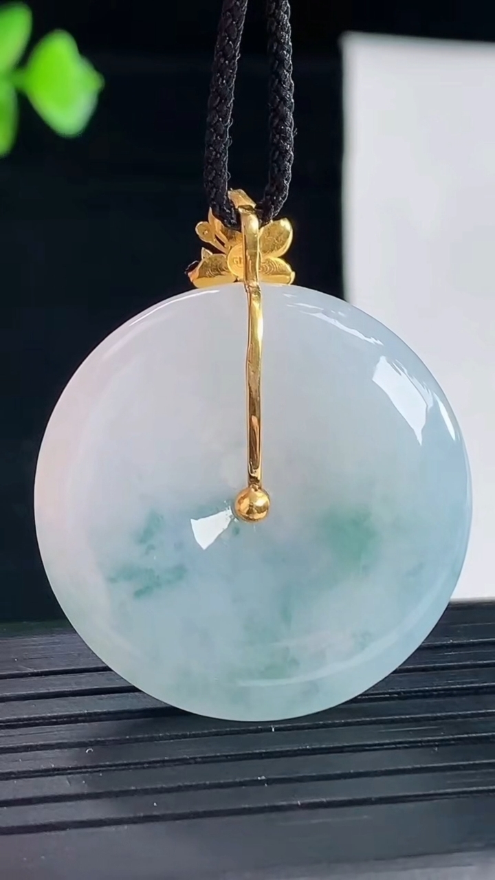 天然A货翡翠18k金飘花平安扣吊坠，尺寸31-6重量:12.03g
5月7日