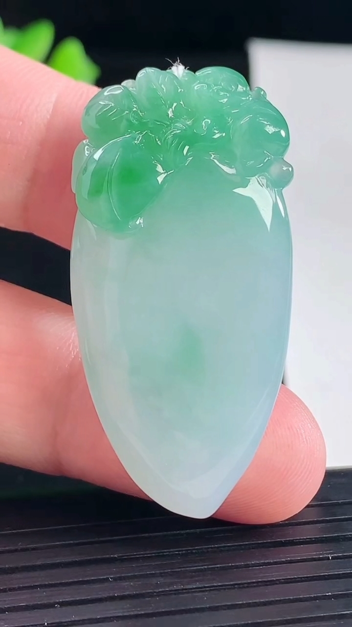 天然A货翡翠寿桃吊坠，尺寸45-21.8-10.6重量:18.45g
5月7日
