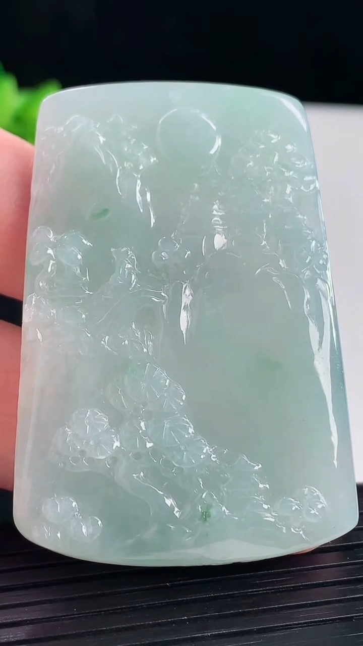 天然A货翡翠山水牌吊坠，尺寸56-38-5.6重量:28.35g
5月7日